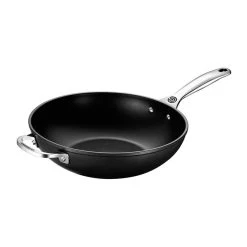 Le Creuset Toughened Nonstick PRO Stir-Fry Pan 7 Le Creuset Toughened Nonstick PRO Stir-Fry Pan -Kitchenware Sales Shop RS6498 STIRFRY ANGLE 30 lpr