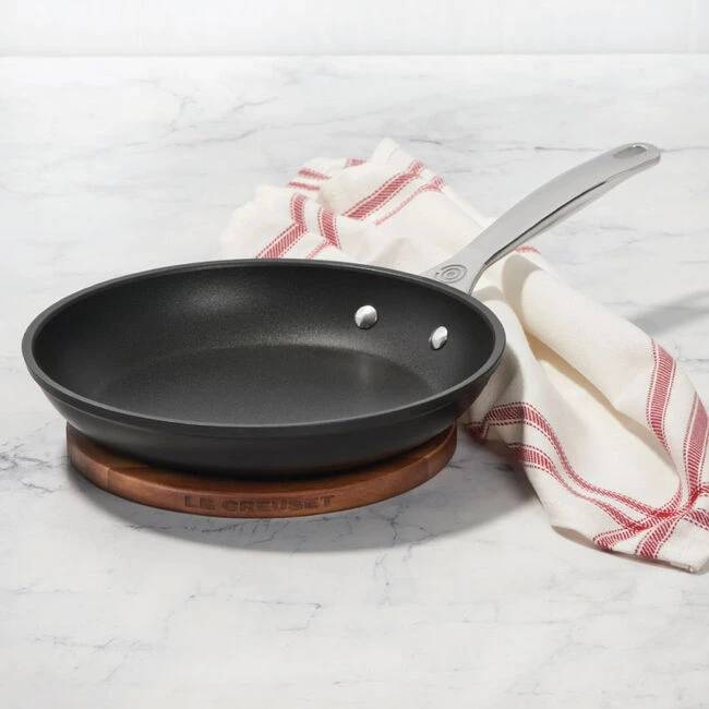 Le Creuset Toughened Nonstick PRO Fry Pan And Magnetic Wooden Trivet Set 2 Le Creuset Toughened Nonstick PRO Fry Pan And Magnetic Wooden Trivet Set - Image 2